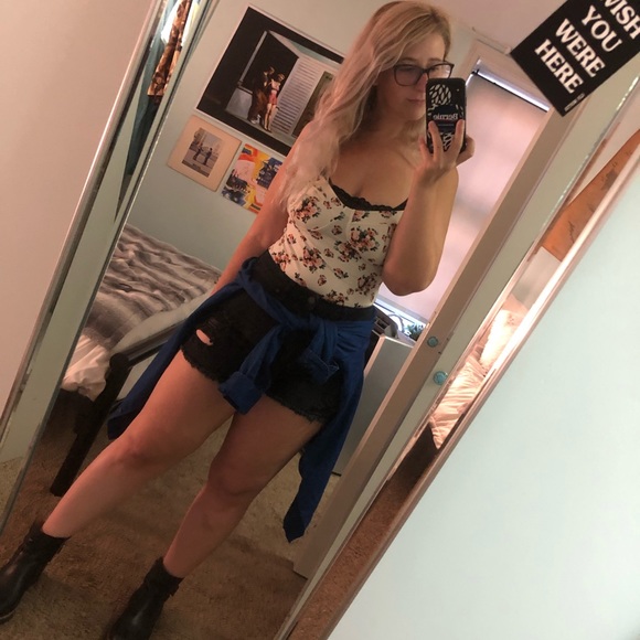 5+ years experience - Poshmark Ambassador - Hi! <3 - Picture 7 of 11